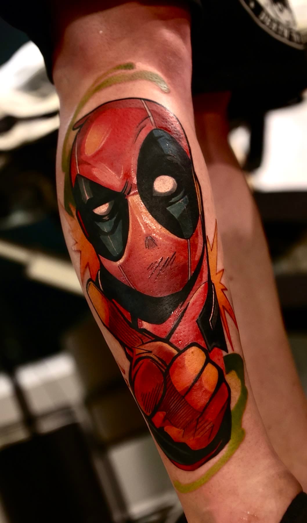 Panturrilha em cor: personagem mascarado de vermelho e preto