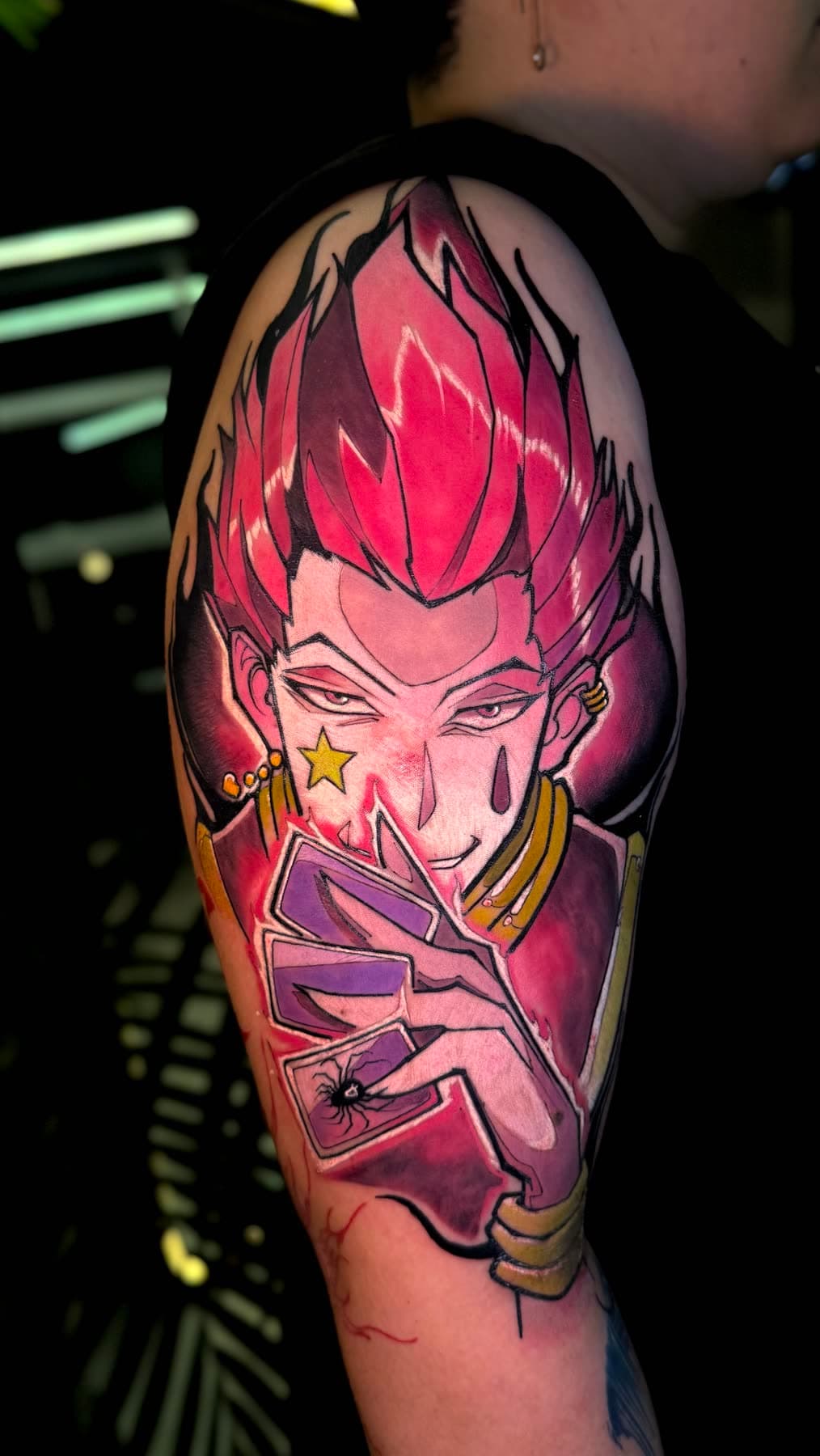 Ombro em cor: personagem de cabelo vermelho com carta na mão, em rosa e roxo