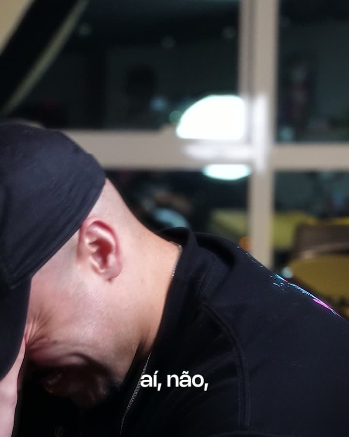 Cláudio no estúdio, se apresentando