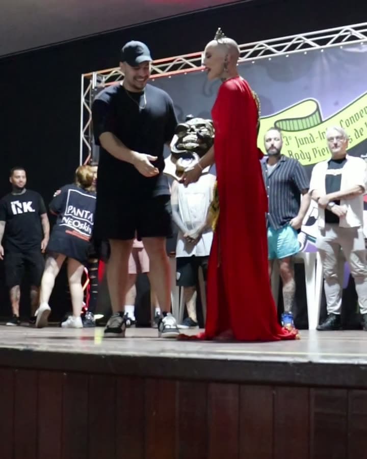 Cláudio no palco de uma convenção de tatuagem