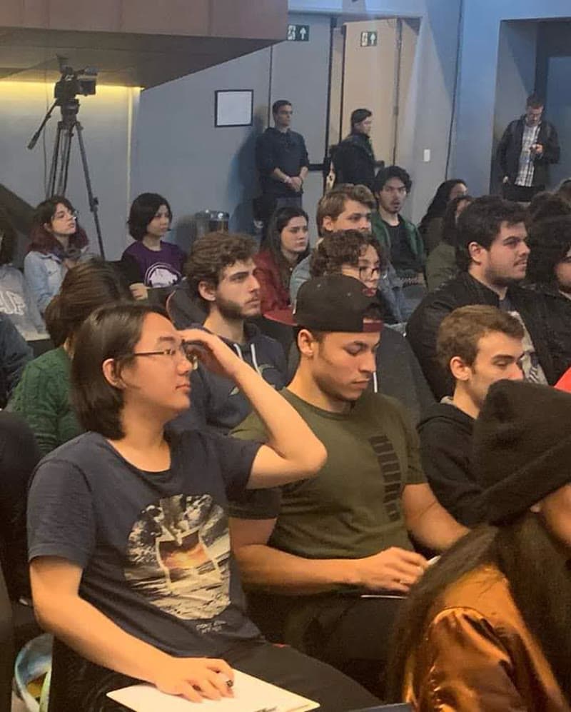 Uma aula na Belas Artes, a turma sentada com o material na mão