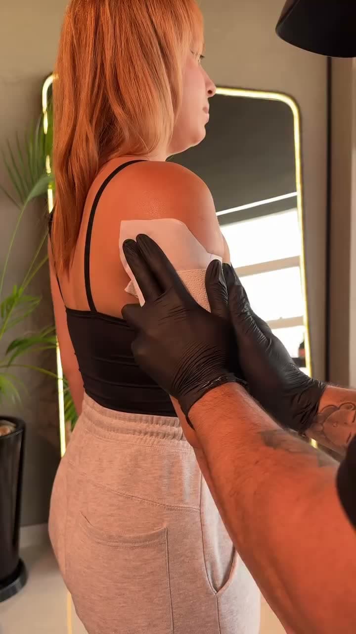Vídeo: o traço de tinta na pele, em close
