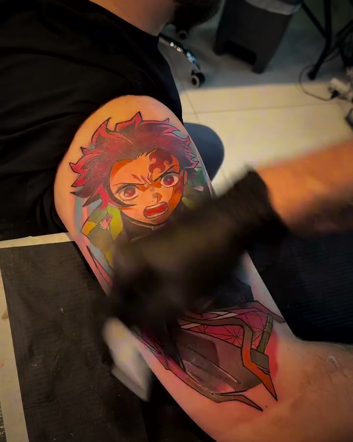Braço em cor com personagem de anime, vermelho e verde saturados